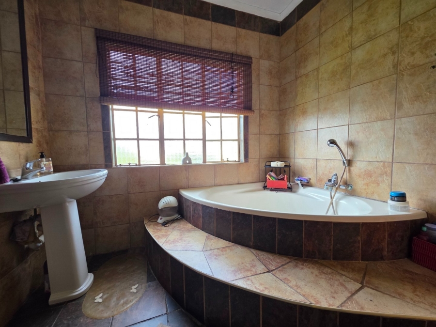 6 Bedroom Property for Sale in Olifantsnek North West